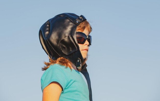 Retrato de garotinho com capacete piloto e óculos conceito de rosto de crianças closeup tiro na cabeça retrato de crianças sonho de crianças