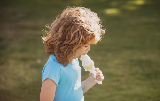 Retrato de garotinho comendo sorvete Conceito de crianças encaram close-up Tiro na cabeça retrato de crianças
