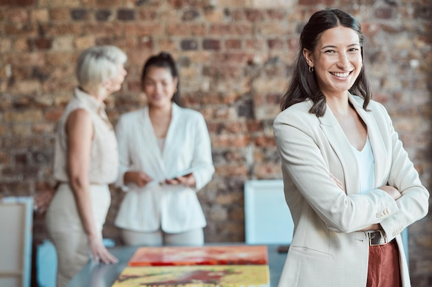 Foto retrato de gerente de galeria de arte feliz com visão e sucesso em sua empresa startup mulher empreendedora e líder com os braços cruzados e sorria sobre sua gestão de liderança e confiança no trabalho