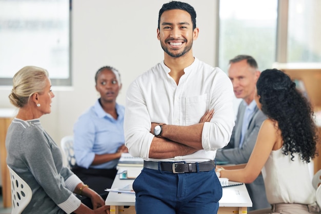 Retrato de gerente e encontro com pessoas de negócios no escritório para o homem ou confiança para a empresa Colaboração de força de trabalho e brainstorming com trabalho em equipe no Canadá para conferência da indústria com orgulho