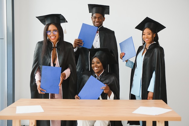 Retrato de graduados multirraciais com diploma