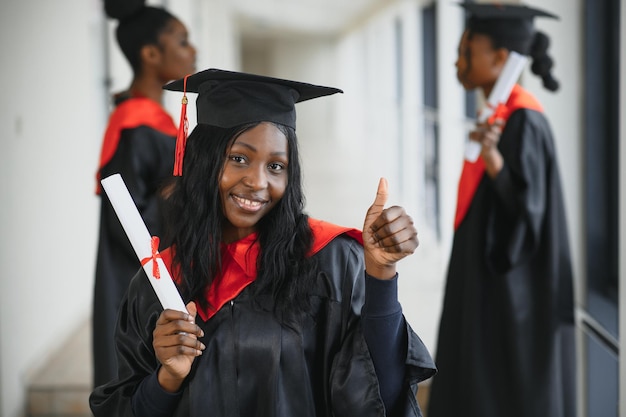 Retrato de graduados multirraciais com diploma
