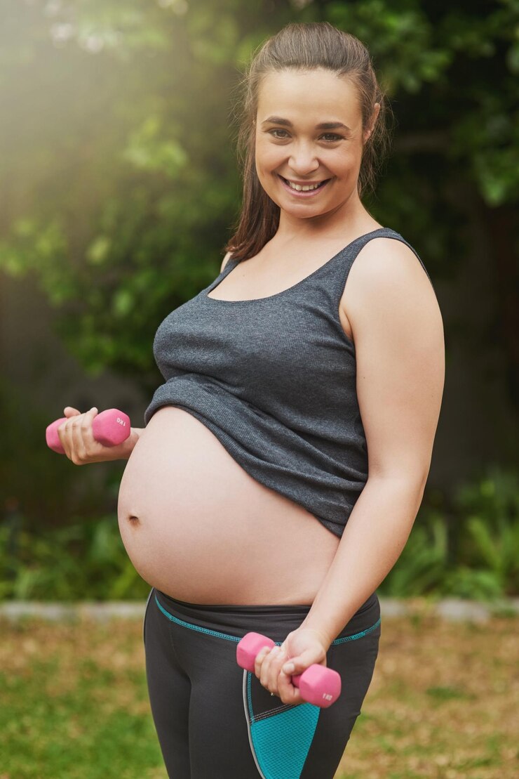 Foto retrato de grávida ou mulher com halteres no jardim para exercício de fitness ou bem-estar equilíbrio e treinamento saúde gravidez levantamento de pesos e pessoa menina no quintal para rotina de esportes de baixo impacto