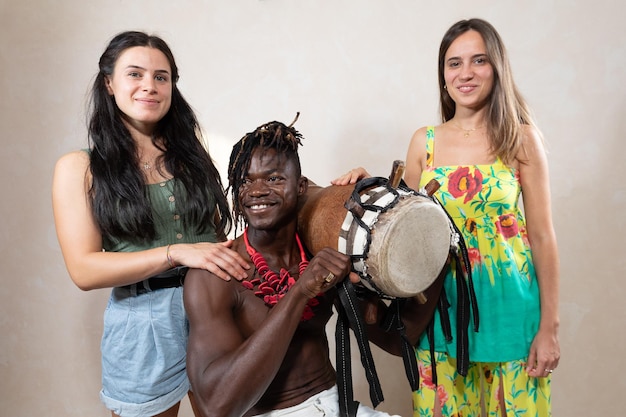 retrato de grupo com celebração da diversidade cultural do tambor tradicional