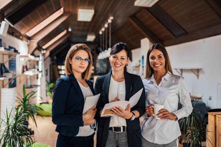 Retrato de grupo da equipe feminina confiante de negócios.
