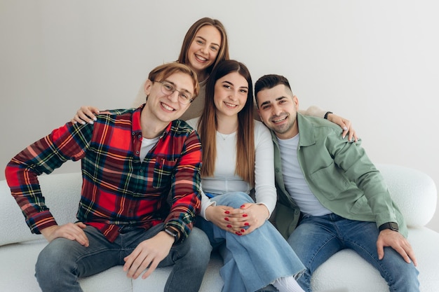 Retrato de grupo de amigos se divertindo em casa e curtindo juntos
