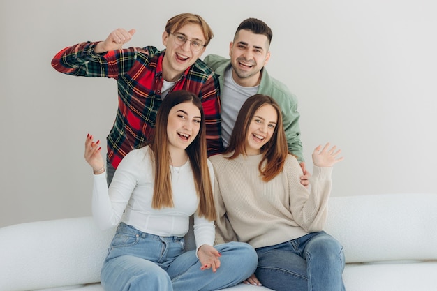 Retrato de grupo de amigos se divertindo em casa e curtindo juntos