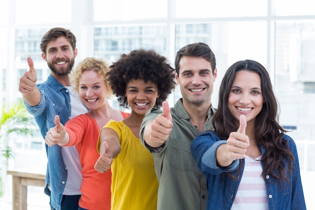 Foto retrato de grupo de colegas jovens felizes