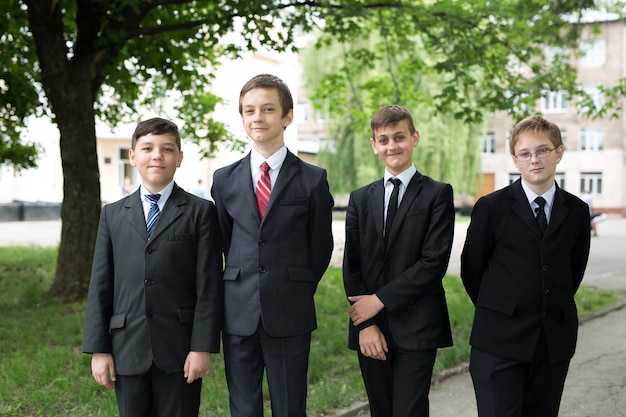 Retrato de grupo de crianças em idade escolar felizes