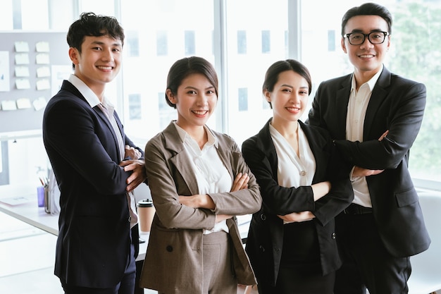 Foto retrato de grupo de empresários asiáticos