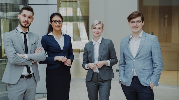 Retrato de grupo de empresários sorrindo no escritório moderno