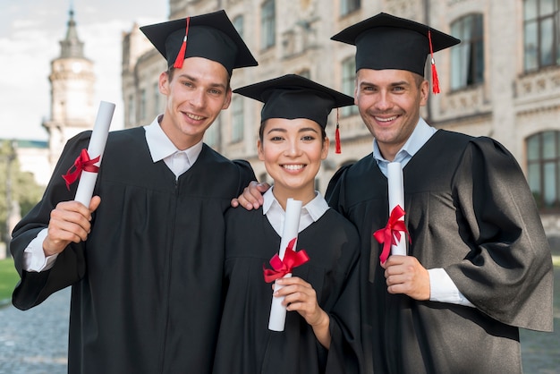 Foto retrato, de, grupo, de, estudantes, celebrando, seu, graduação