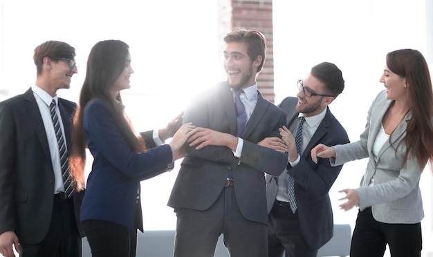 Retrato de grupo de uma equipe profissional de negócios comemora seu v