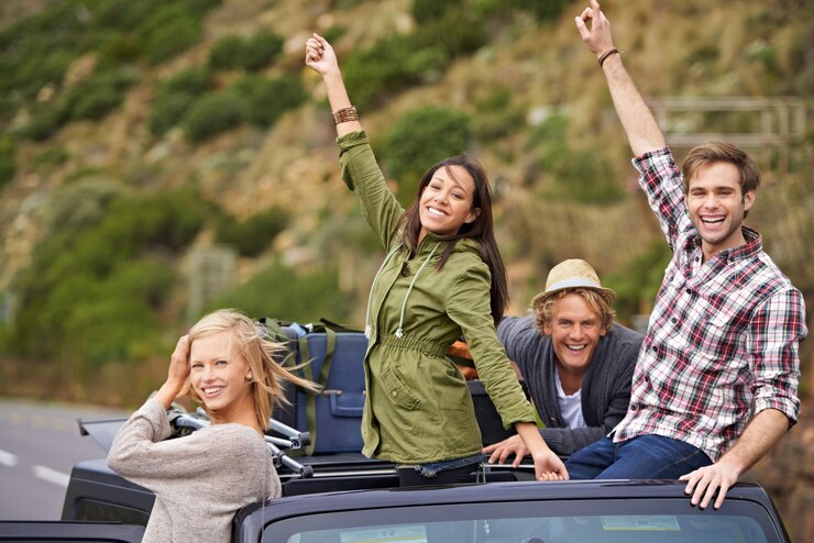 Foto retrato de grupo feliz e viagem de estrada no telhado do carro para férias, viagens de fim de semana ou férias ao ar livre juntos amigos entusiasmados ou jovens com sorriso em relaxar em veículo conversível para aventura