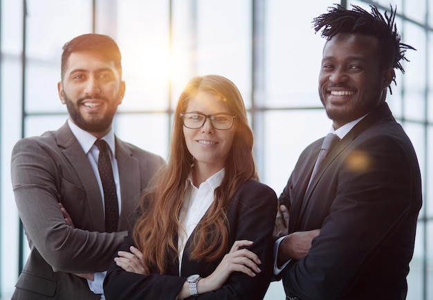 Foto retrato de grupo jovens colegas de trabalho diversos gerentes ou parceiros de negócios olhando para a câmera