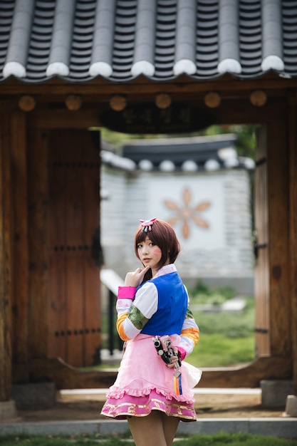 Retrato de hanbok traje jovem olhando e sorrir no parque coreano