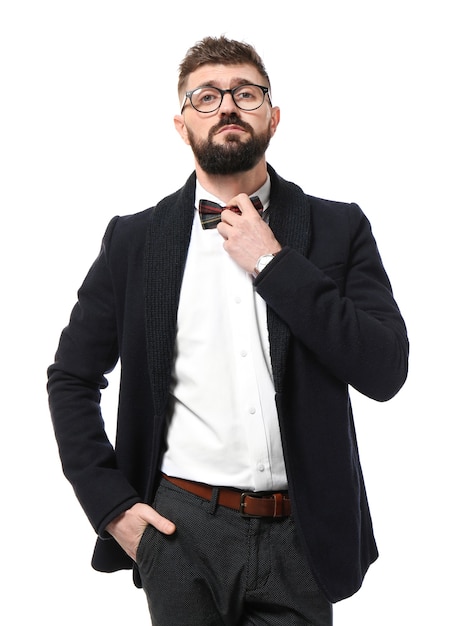 Retrato de hipster bonito em roupa elegante em branco