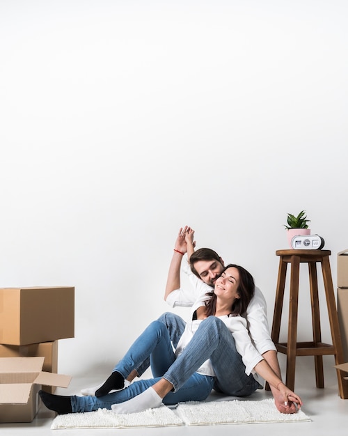 Foto retrato de homem adulto e mulher junto em casa