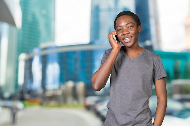 Retrato, de, homem africano, conversa telefone, isolado