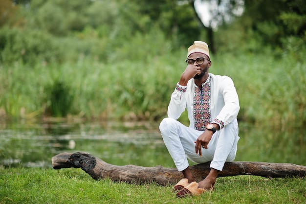 Retrato de homem africano em roupas tradicionais no parque.