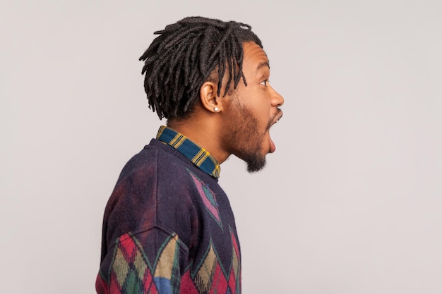 Retrato de homem africano emocional em fundo cinza