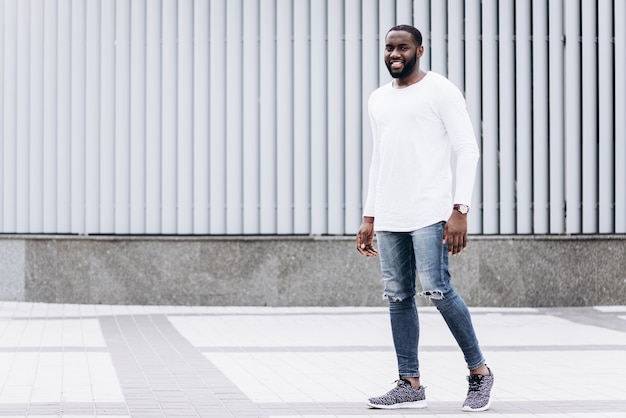 Retrato de homem afro-americano bonito vestindo roupas casuais