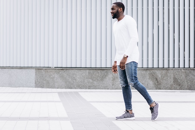 Retrato de homem afro-americano bonito vestindo roupas casuais