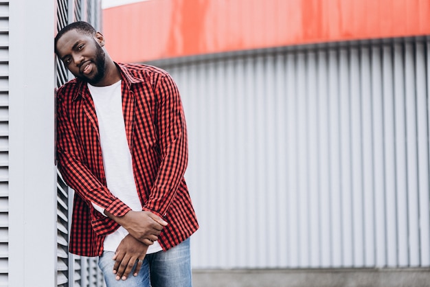 Retrato de homem afro-americano bonito vestindo roupas casuais