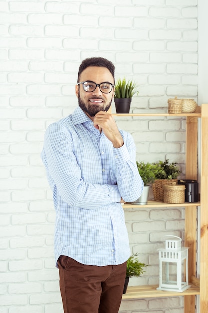 Retrato de homem afro-americano negro bonito