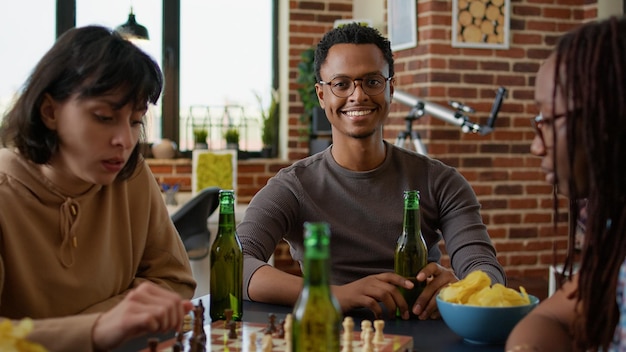 Retrato de homem afro-americano se divertindo com amigos