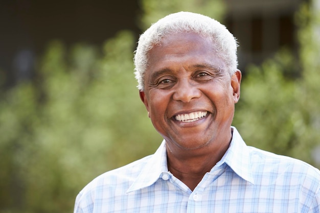 Retrato de homem afro-americano sênior de perto