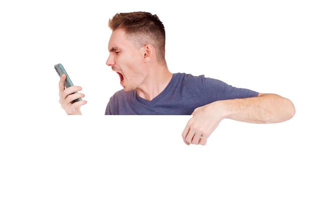 Foto retrato de homem agressivo confuso com raiva de mau humor gritando no alto-falante de seu smartphone. isolado no fundo branco. espaço para texto.