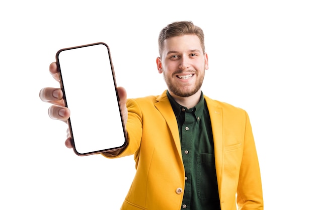 Retrato de homem alegre mostrando smartphone