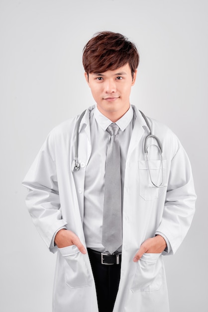 Retrato de homem amigável médico asiático sorrindo para a câmera