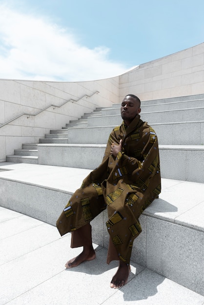 Retrato de homem ao ar livre em traje tradicional africano