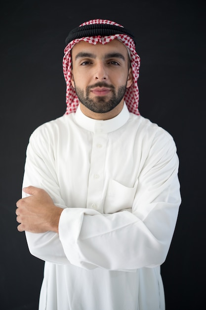 Retrato de homem árabe atraente em preto