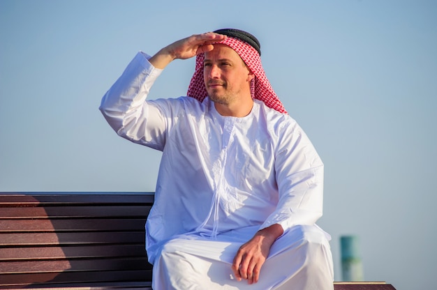 Retrato de homem árabe do oriente médio ao ar livre.