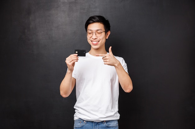 Retrato de homem asiático bonito de camiseta e óculos