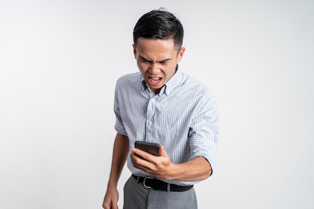 Retrato de homem asiático com raiva de seu telefone