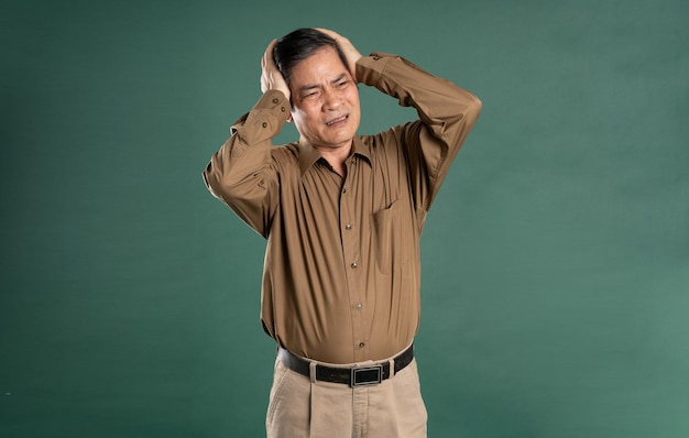 retrato de homem asiático de meia idade posando em fundo azul