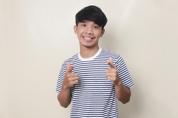 Retrato de homem asiático em camisa listrada com rosto sorridente