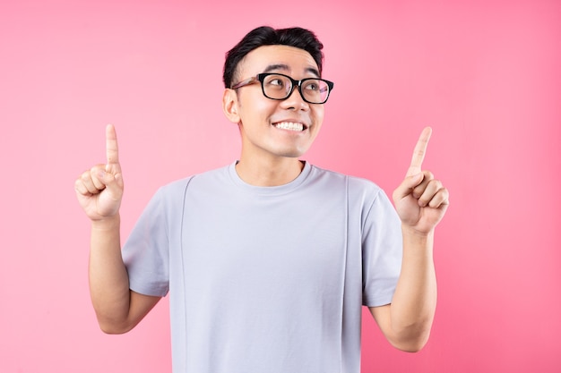 Retrato de homem asiático posando com muita expressão