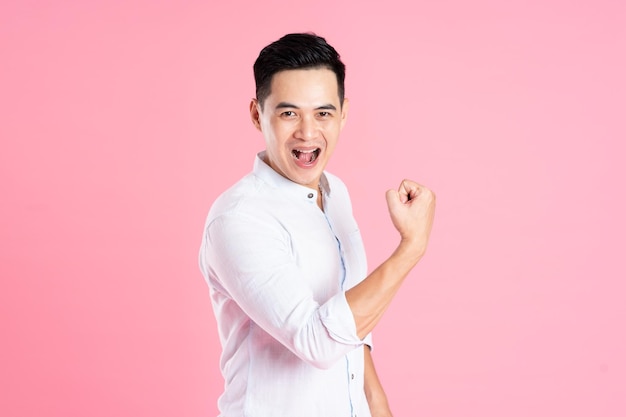 Retrato de homem asiático posando em fundo rosa