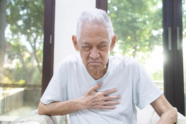 Foto retrato de homem asiático sênior