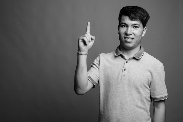 Retrato de homem asiático vestindo camiseta isolada