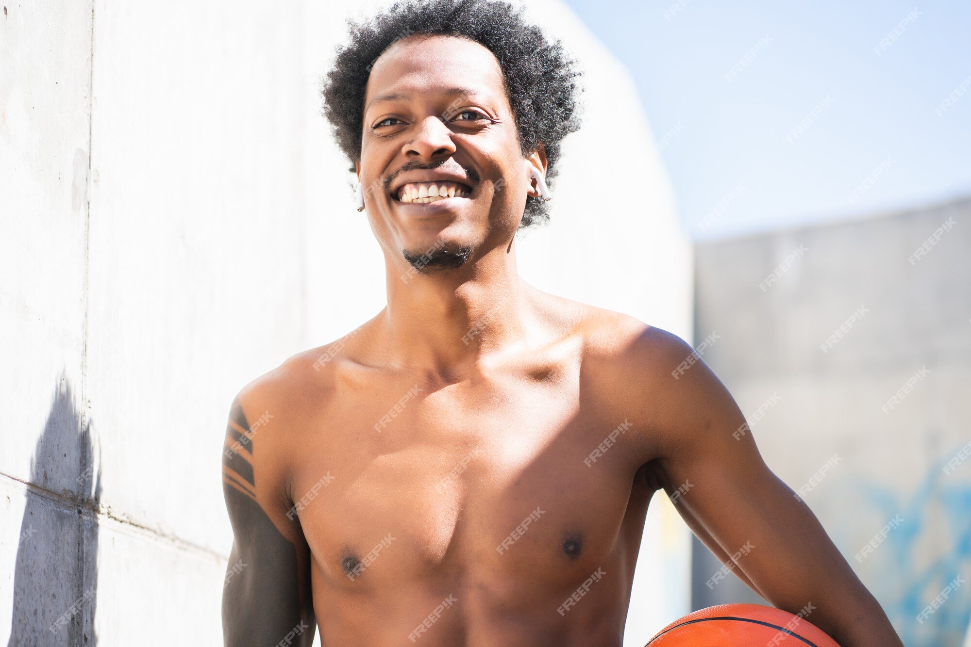 Afro homem segurando uma bola de basquete, Foto Grátis