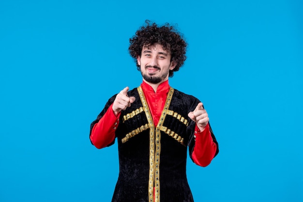 Retrato de homem azeri feliz em estúdio de traje tradicional tiro fundo azul primavera dançarina étnica novruz