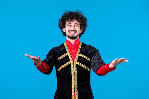 Retrato de homem azeri no estúdio de traje tradicional filmado no conceito de fundo azul novruz spring étnico