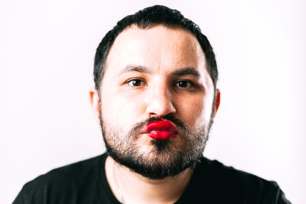 retrato de homem barbudo com lábios pintados posando de gay