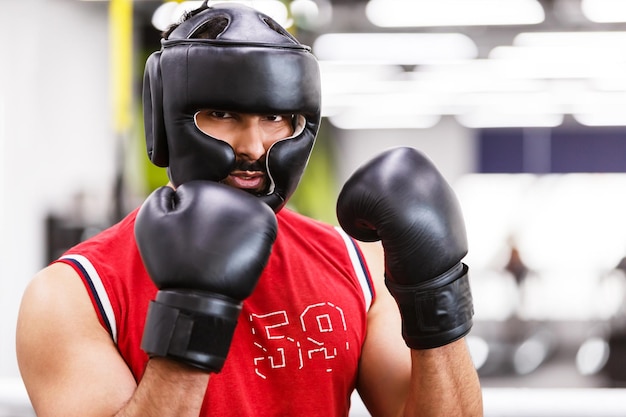 Retrato de homem barbudo com máscara de boxe preta e luvas